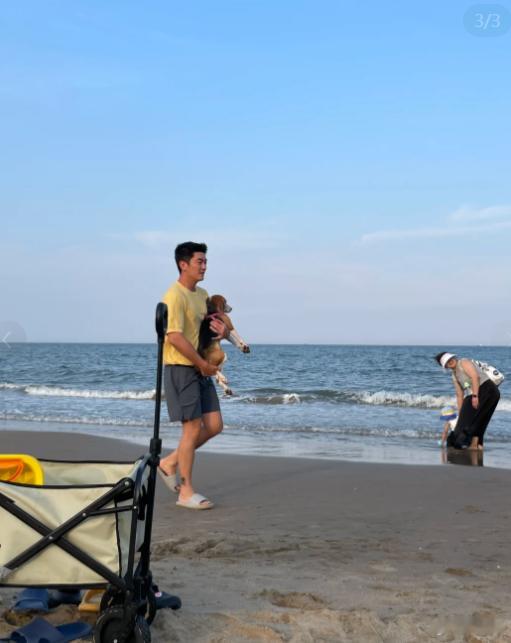 #偶遇杜江一家遛珍珠# 有网友偶遇杜江一家出门遛珍珠，杜江把珍珠抱在怀里，十分关