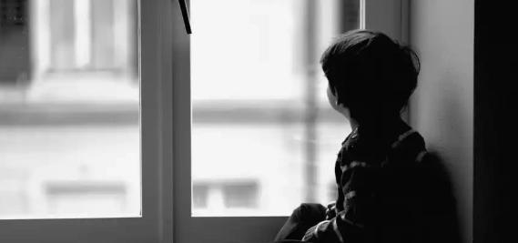 令人痛心！云南昭通，女子将1岁儿子扔给亲戚照看，外出务工10几年不接回，亲戚无奈