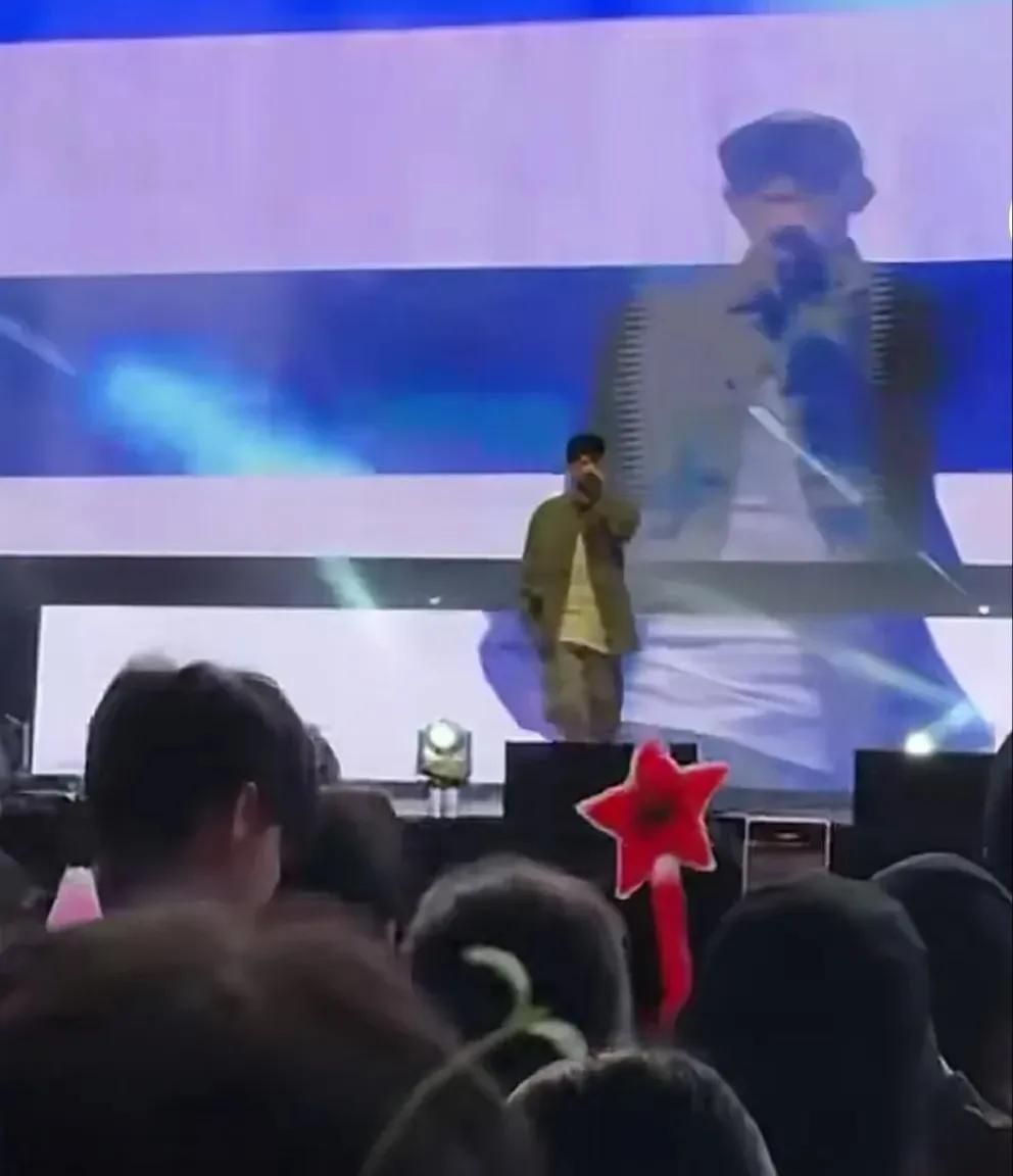 具俊晔为了证明自己没有离婚，在演出时专门晒出了和老婆大s的合照，毕竟他是靠着这段