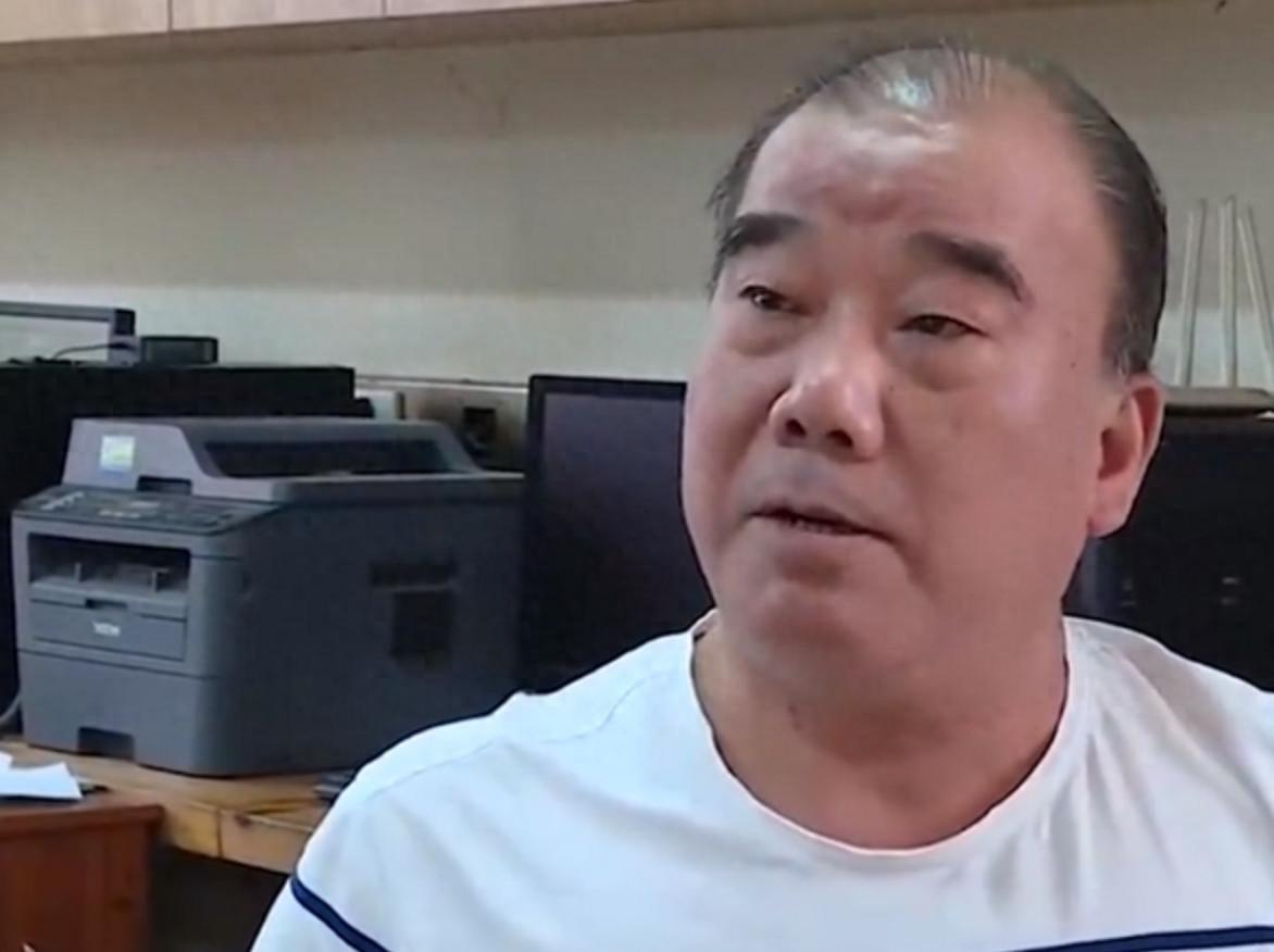 养了33年的养子，却想和亲女儿平分亿万家产，养父：拿200万走人
这样的结局，让