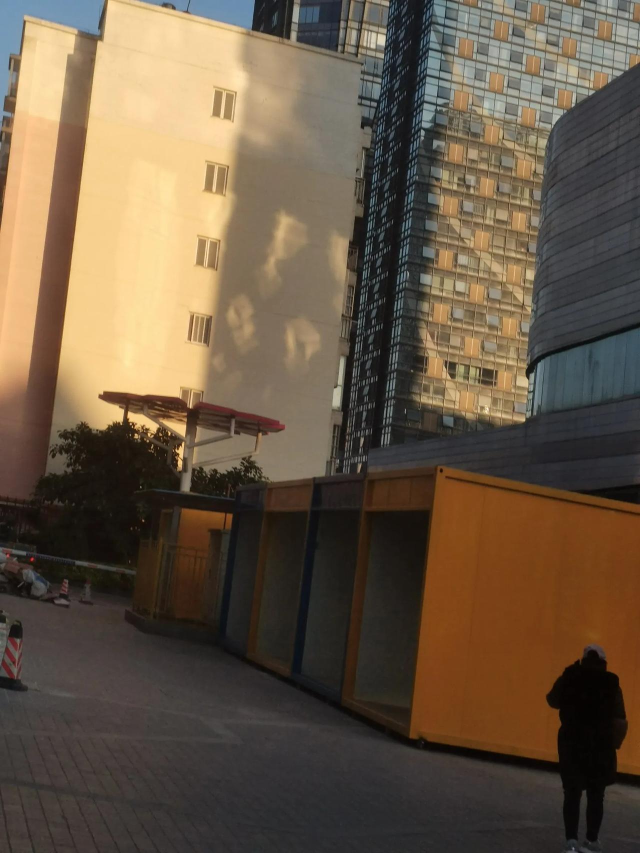 在西山区万达广场边上的昆仑中心楼下地面上。又拉来了这么多的集装相，在改造成露天停