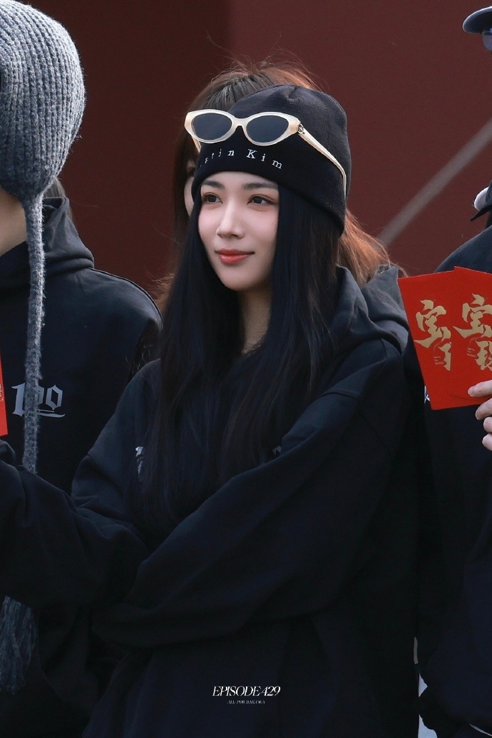 代露娃宝珠开机代露娃宝珠开机路透 开机现场氛围温馨又顺利，代露娃和主创同框默契十