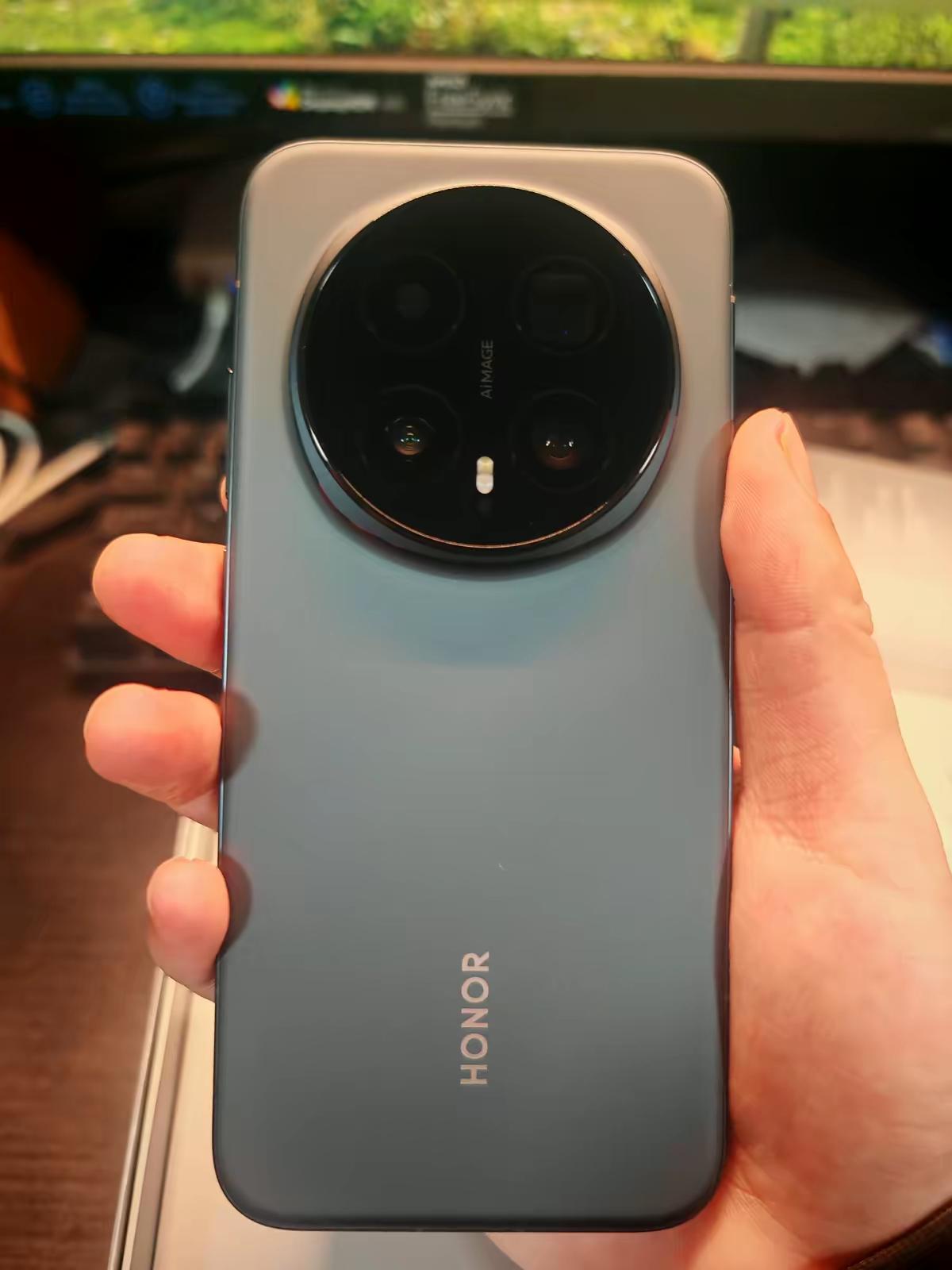 别再吹iPhone了，香港那帮老江湖早就用脚投了票，前几年台上代言国产台下揣着苹