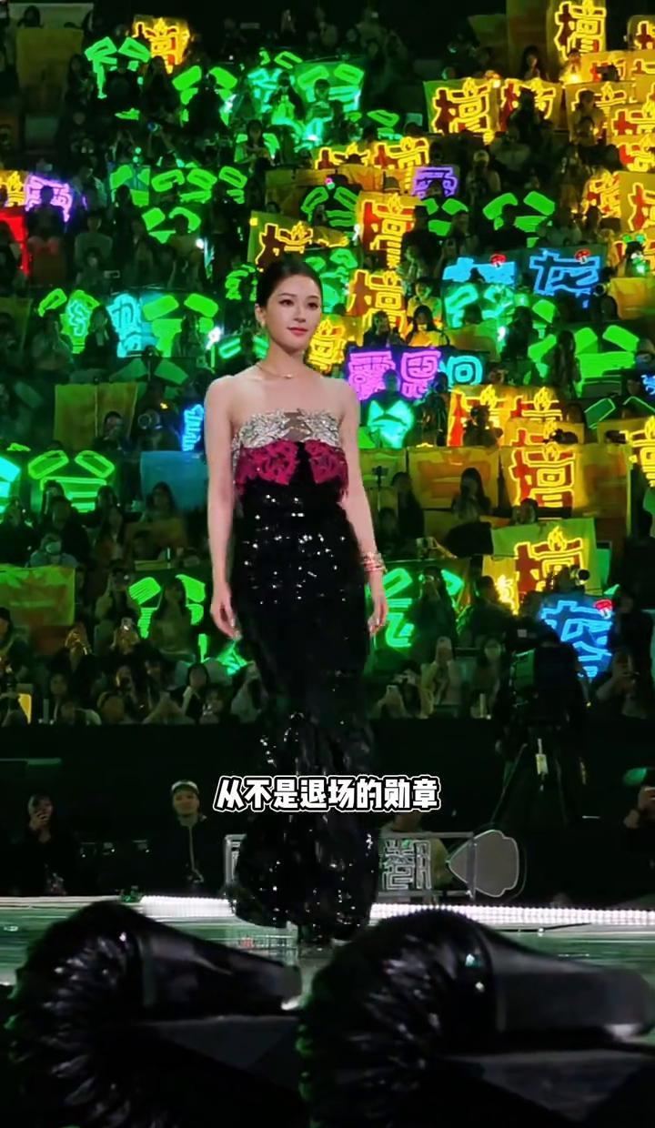 推掉全部商业活动那半年，赵露思把自己从“甜妹”泡成了“许研”。
你记得她上次哭是