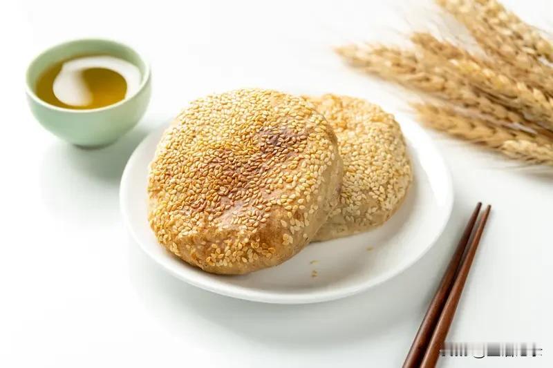 有的烧饼大而厚实
有的烧饼薄而小
价钱都一样
但是卖家不一样
小时候
大人赶集回