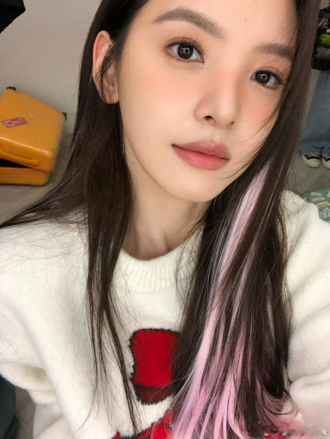 章若楠  🩵章若楠沈千盏 每个人都无法克制对美好的向往，就像我，无法控制对你的