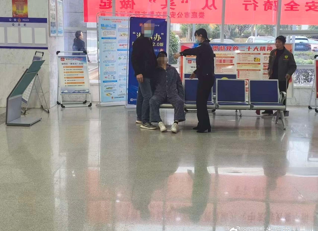 【特事特办 娄底交警助行动不便市民快速完成车管业务】文明交通礼行天下 12月4日