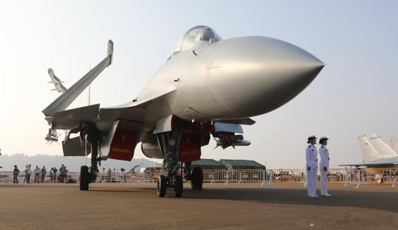 李国恩是空军特级飞行员，也是歼-15首飞试飞员，他表示，歼-15T与原来的歼-1