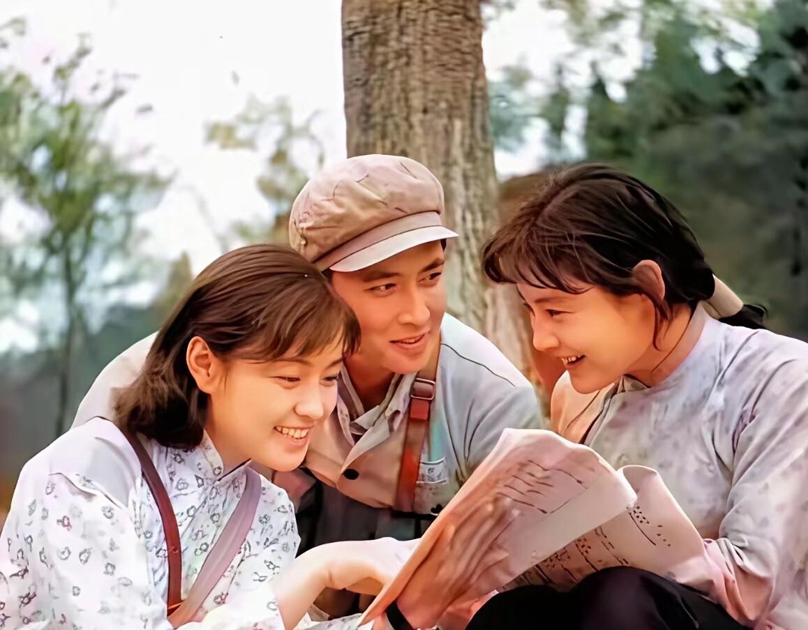 《小花》里那个血印子，我记了快四十年。
九几年的夏夜，村口晒谷场拉块白布，我端着