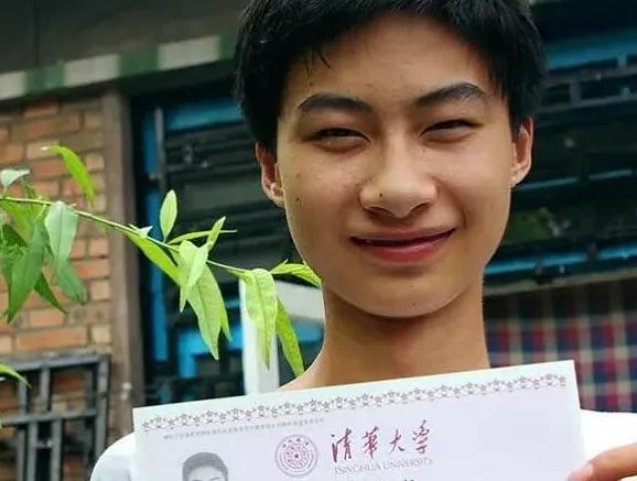 2017年，一位河北考生考了744分，清华校长拿着录取通知书亲自登门拜访，记者也