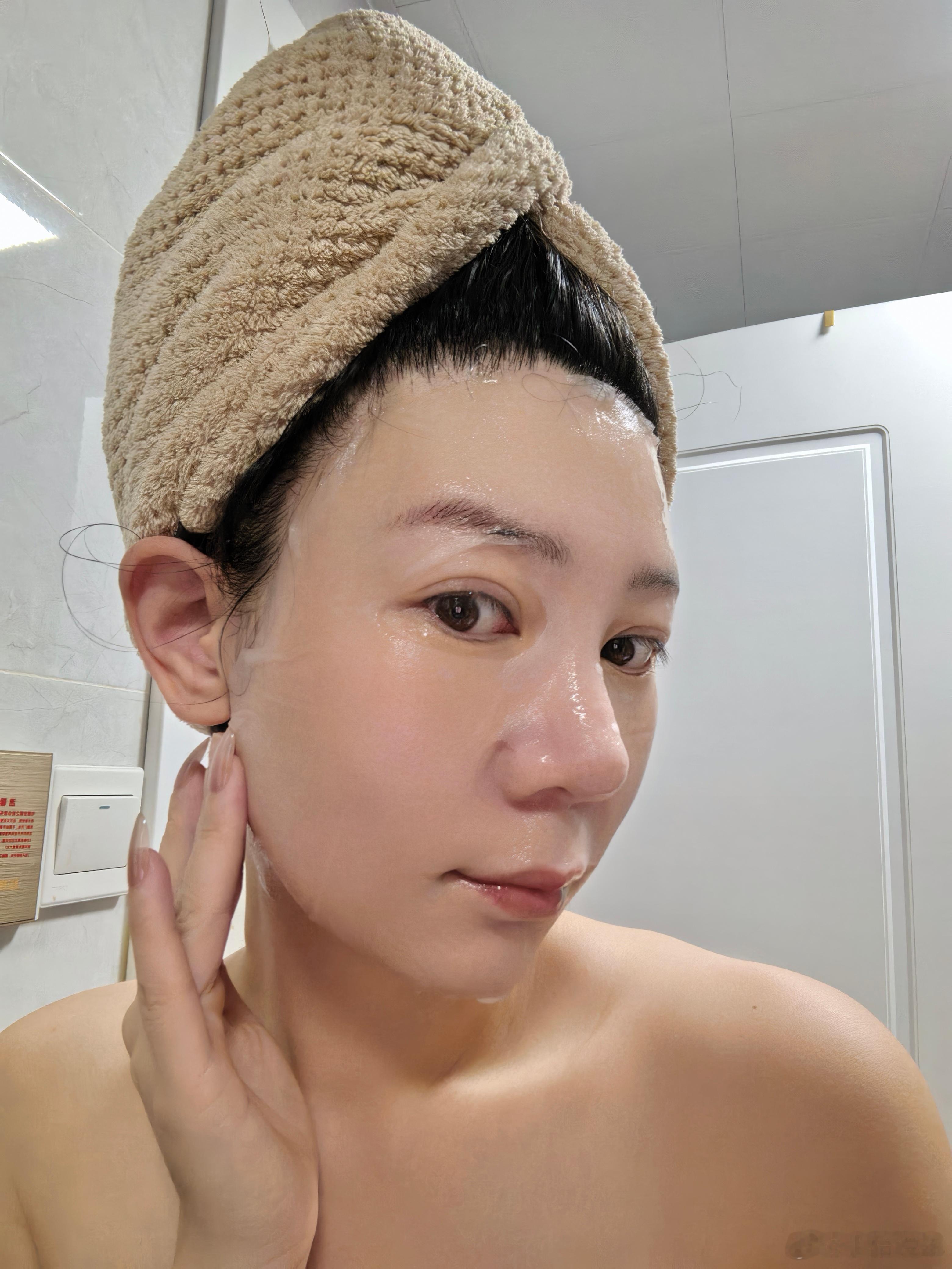 都起床了吗？我洗完澡了正在贴面膜 ​​​