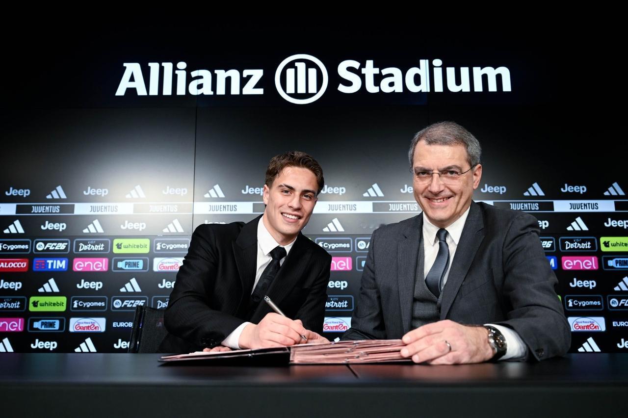 伊尔迪兹续约发布会上，有记者问笛子，听说曼联和阿森纳都对你很感兴趣

伊尔迪兹回