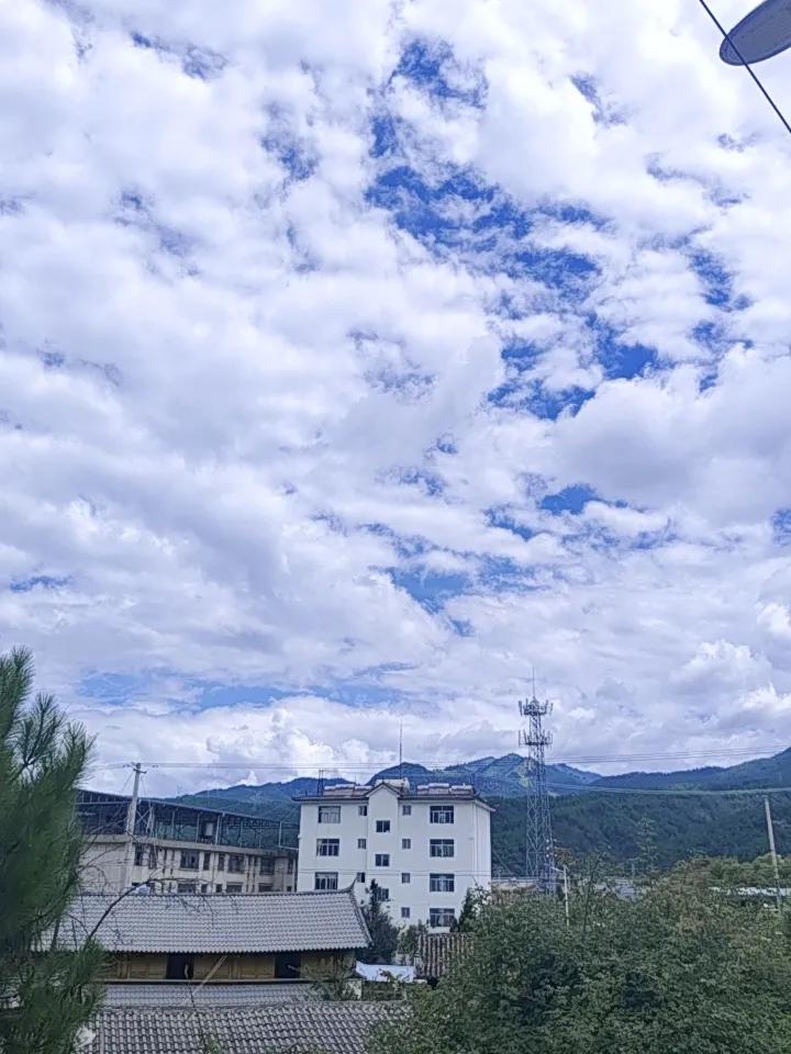 兰坪县通甸镇的风景简直绝了！之前回老家，我就好好领略了一番这里的远山、白云和绿树