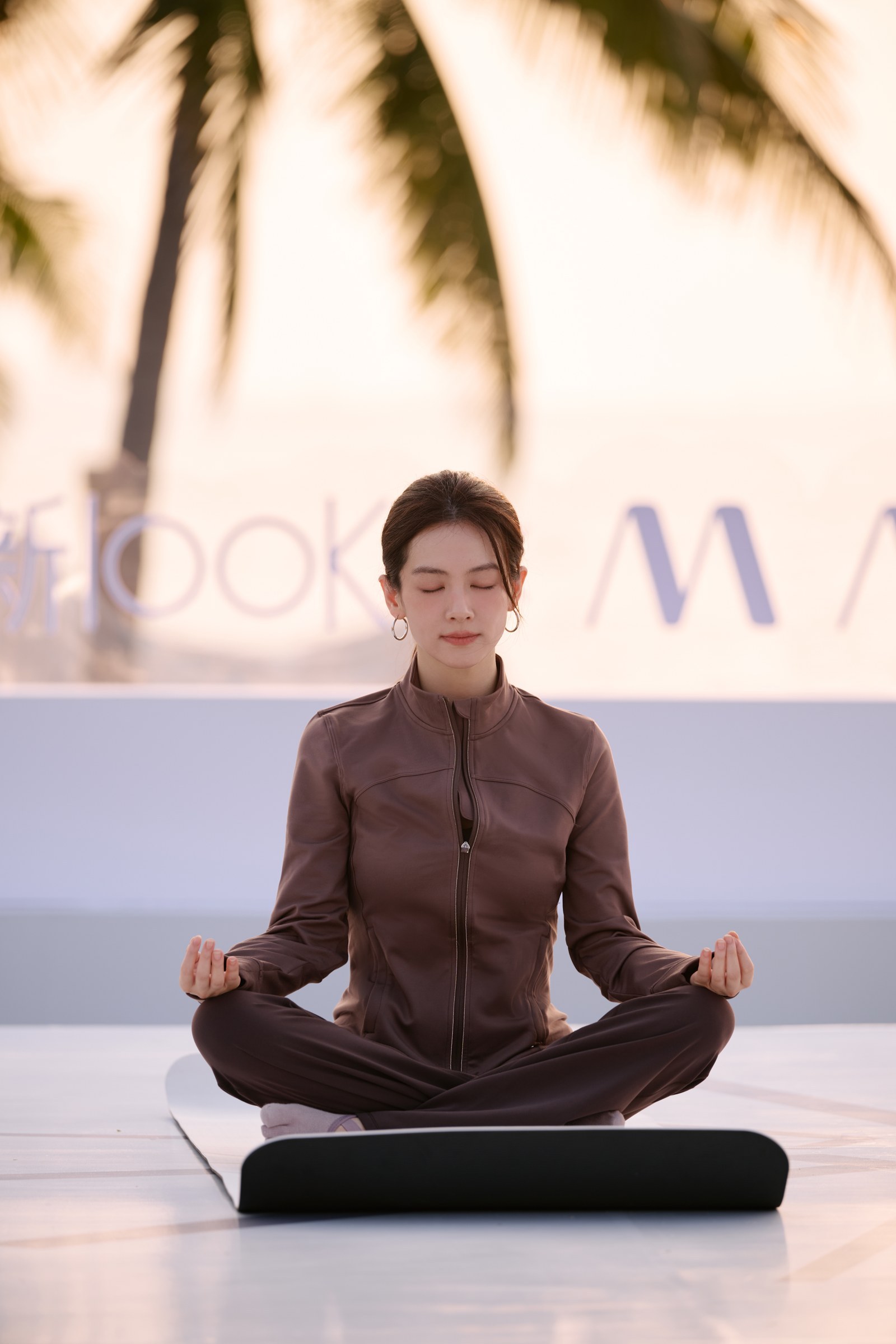 MAIA ACTIVE携陈昊宇共赴落日瑜伽。安踏集团旗下专为亚洲女性设计的运动服