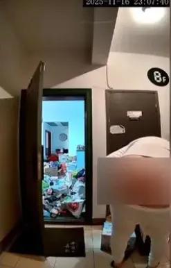 上海浦东上南花城小区最近炸锅了！一名51岁男租客天天光着屁股在楼道拆快递，对门女