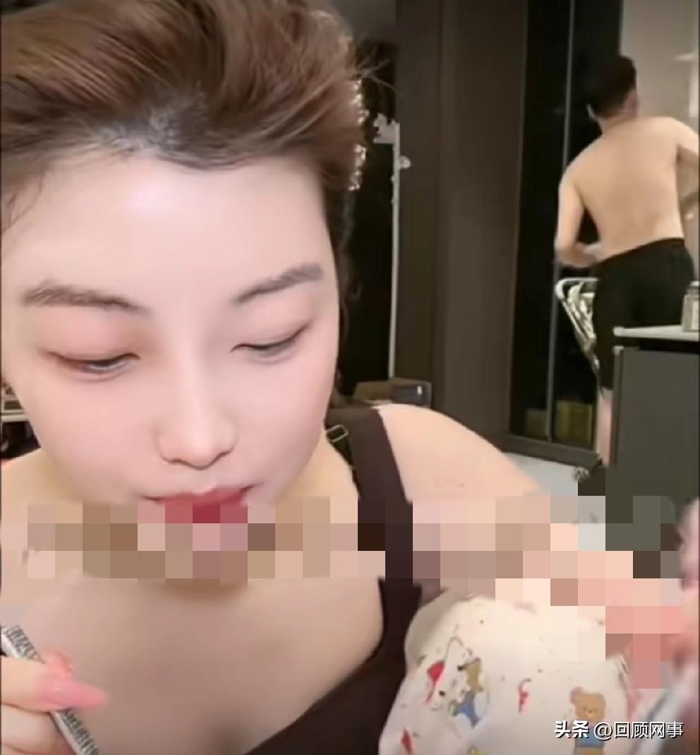 藏不住了！桐桐老公不慎光身出镜，吓到惊慌失措。

               