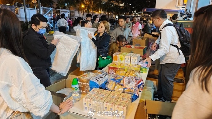 #香港大埔火灾救援最新进展#【#社会各界捐款捐物帮助香港大埔火灾受灾居民#】新华