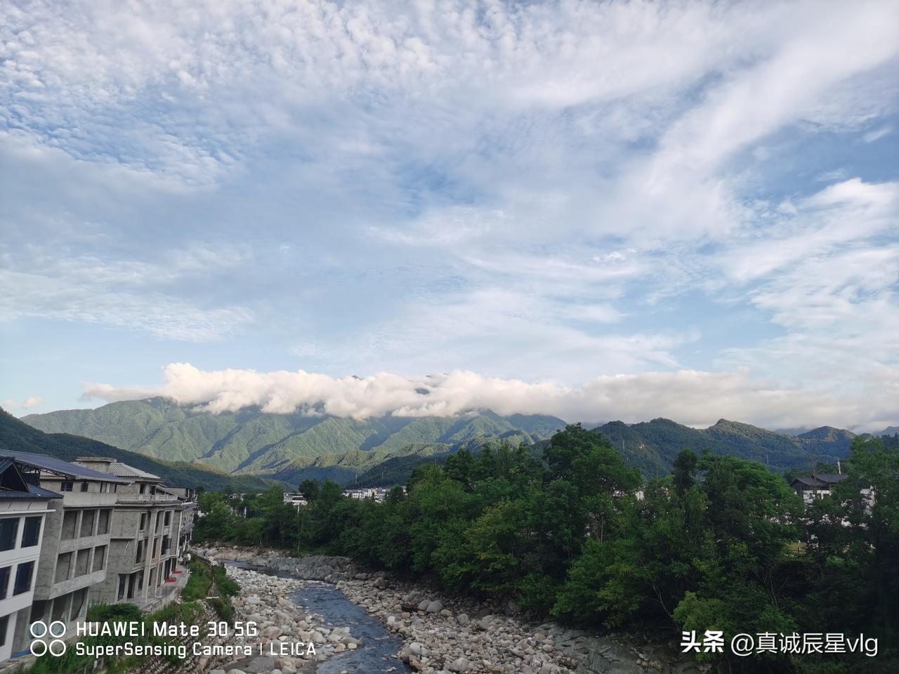云雾缭绕的山间小镇，宁静而美丽。