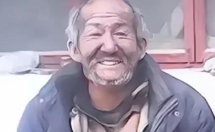 北京街头查获一个衣衫褴褛的流浪汉，因为拿不出暂住证被带到了收容审查的地方，原本以
