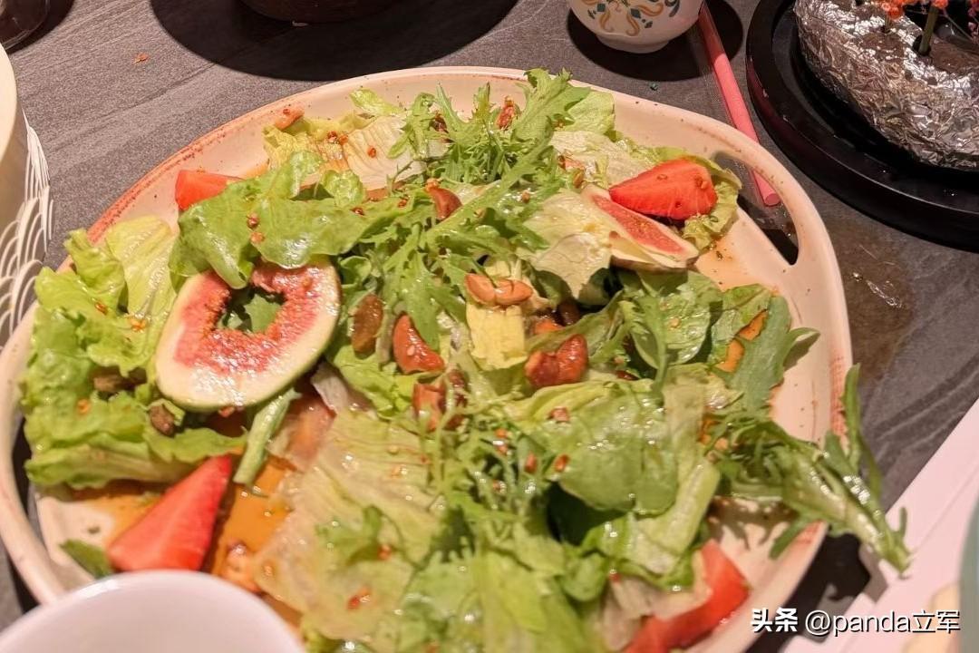 我基本是饭前啃黄瓜，这一夏天，吃的都是旱黄瓜，小小的一根。
黄瓜鲜嫩多汁，可以当