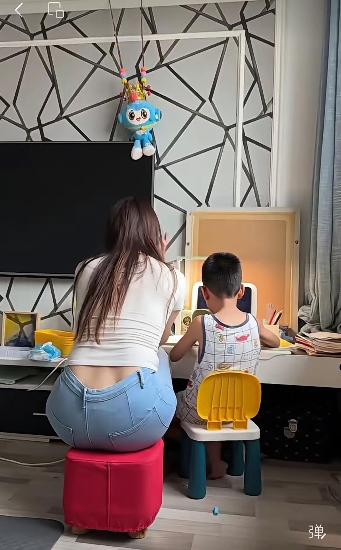 放学回到家，
旁边陪妈妈。
辅导写作业，
逢考成绩佳。