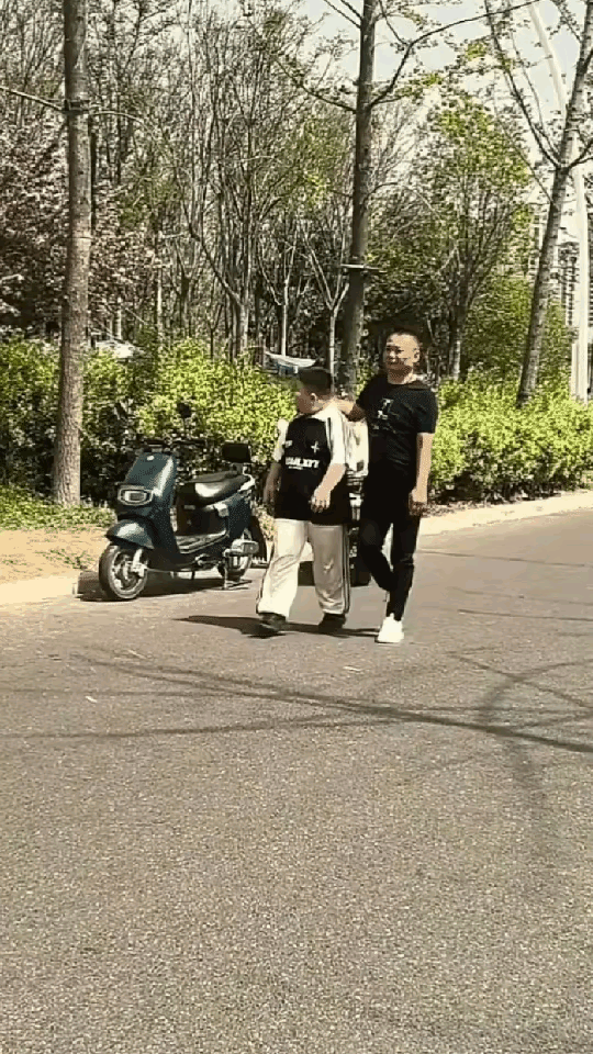 清明出游偶遇班主任，男生“瞳孔地震”拔腿就跑躲草丛！网友：这是刻在 DNA 里的