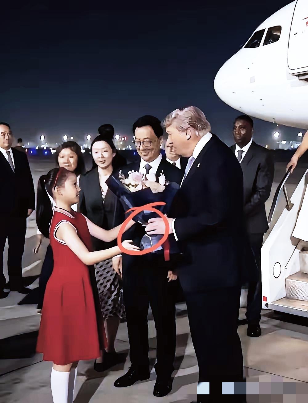 这位穿红裙子的小姑娘彻底火🔥了，这次给美国总统献花，对她以后的成长意义重大。