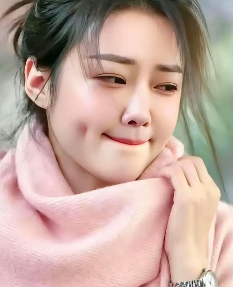 好漂亮的一个美女，这看起来是纯天然的美，皮肤这么紧致的太绝了。

颜值已经超越了