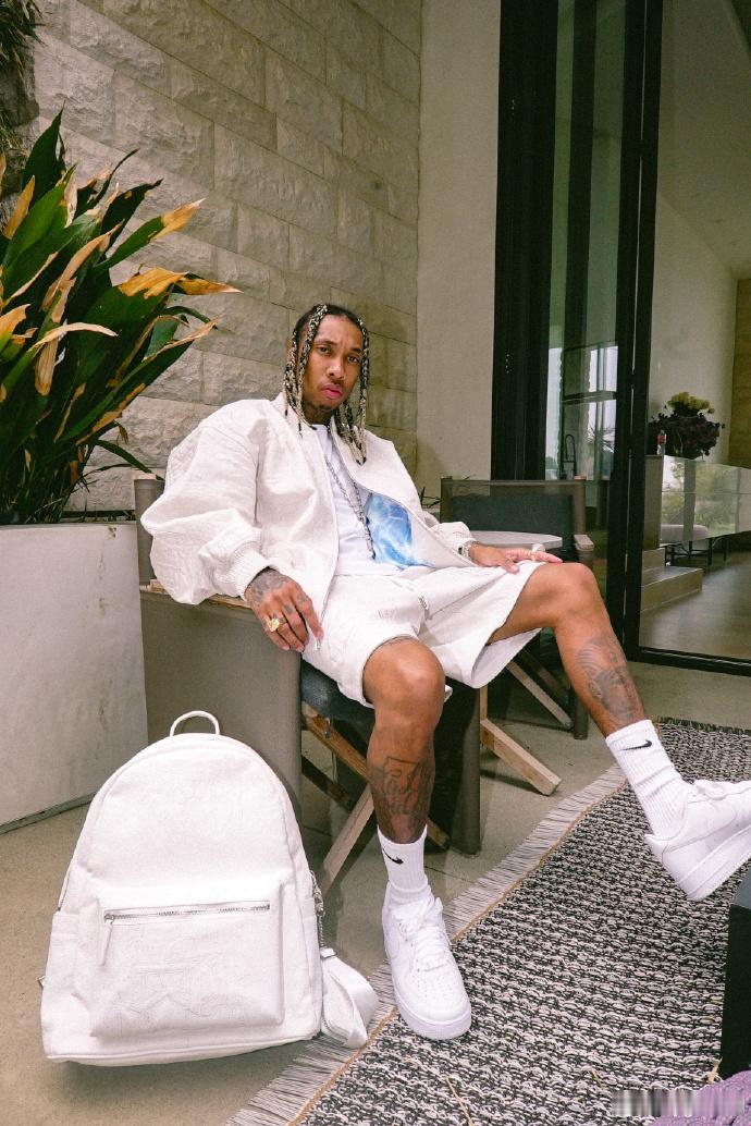 美国rapper来了中国也要过春节 从银色海报到中国红舞狮，TYGA这次设计太有