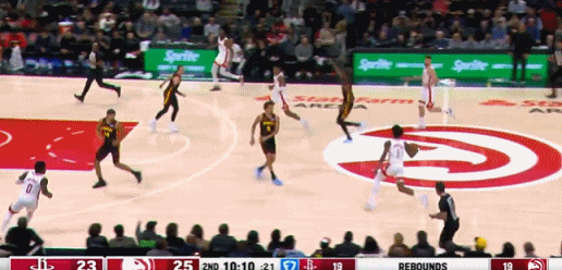 练出来了？阿门这传球真见功力！
在今天NBA常规赛火箭对阵老鹰的第二节比赛中，阿