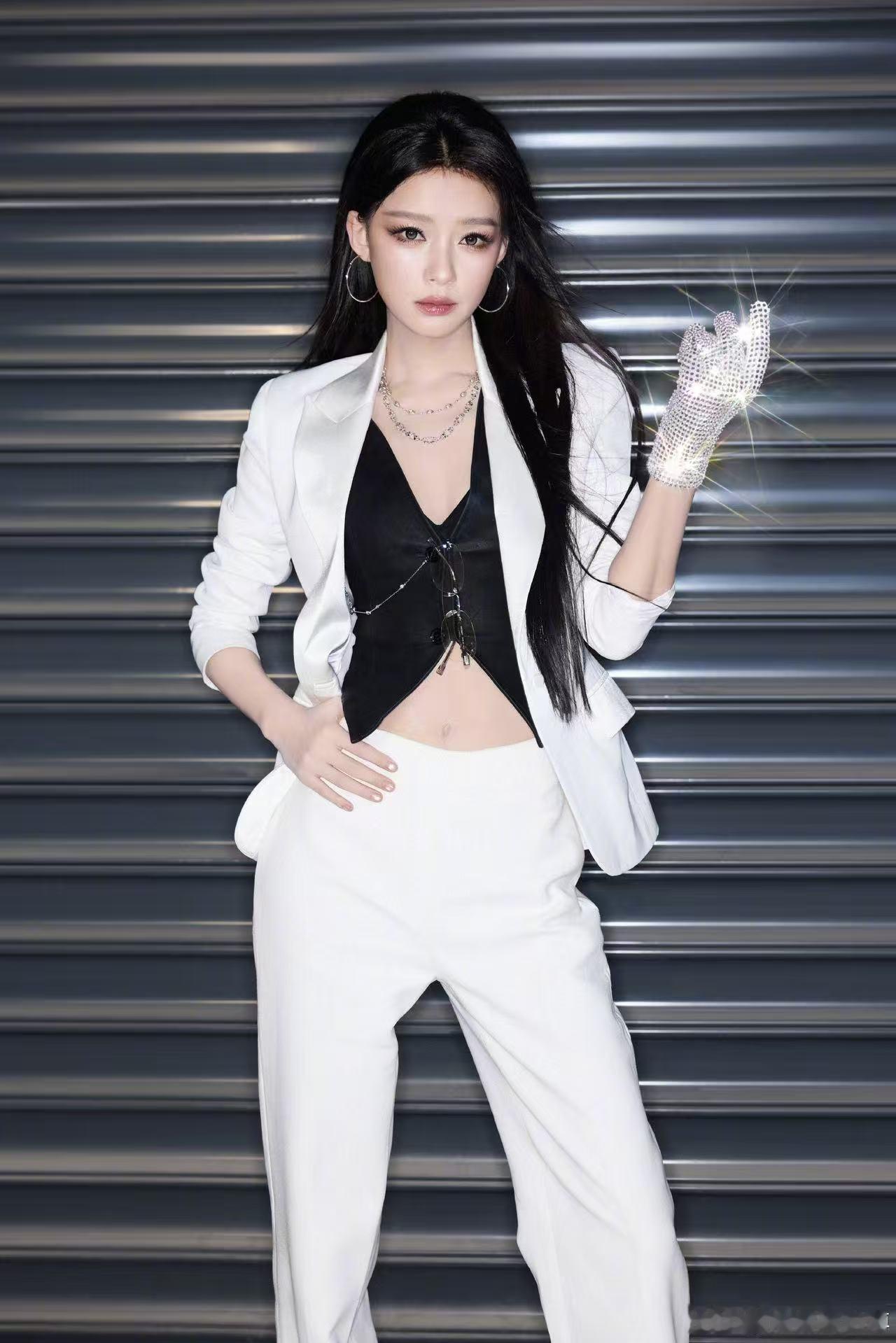 孙怡林一卖艺不想睡的星期五戏好多 孙怡调动气氛的能力好强，吆喝起来状态十足，林一
