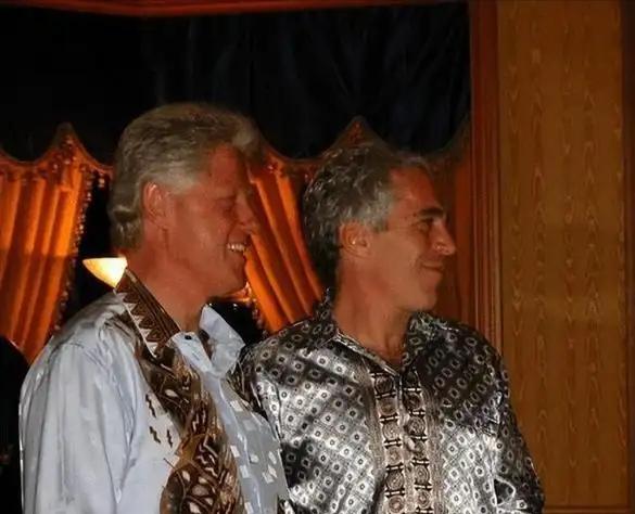 爱泼斯坦最近又成了焦点了，全世界都在传他萝莉岛上的恐怖故事。

但目前为止，受到