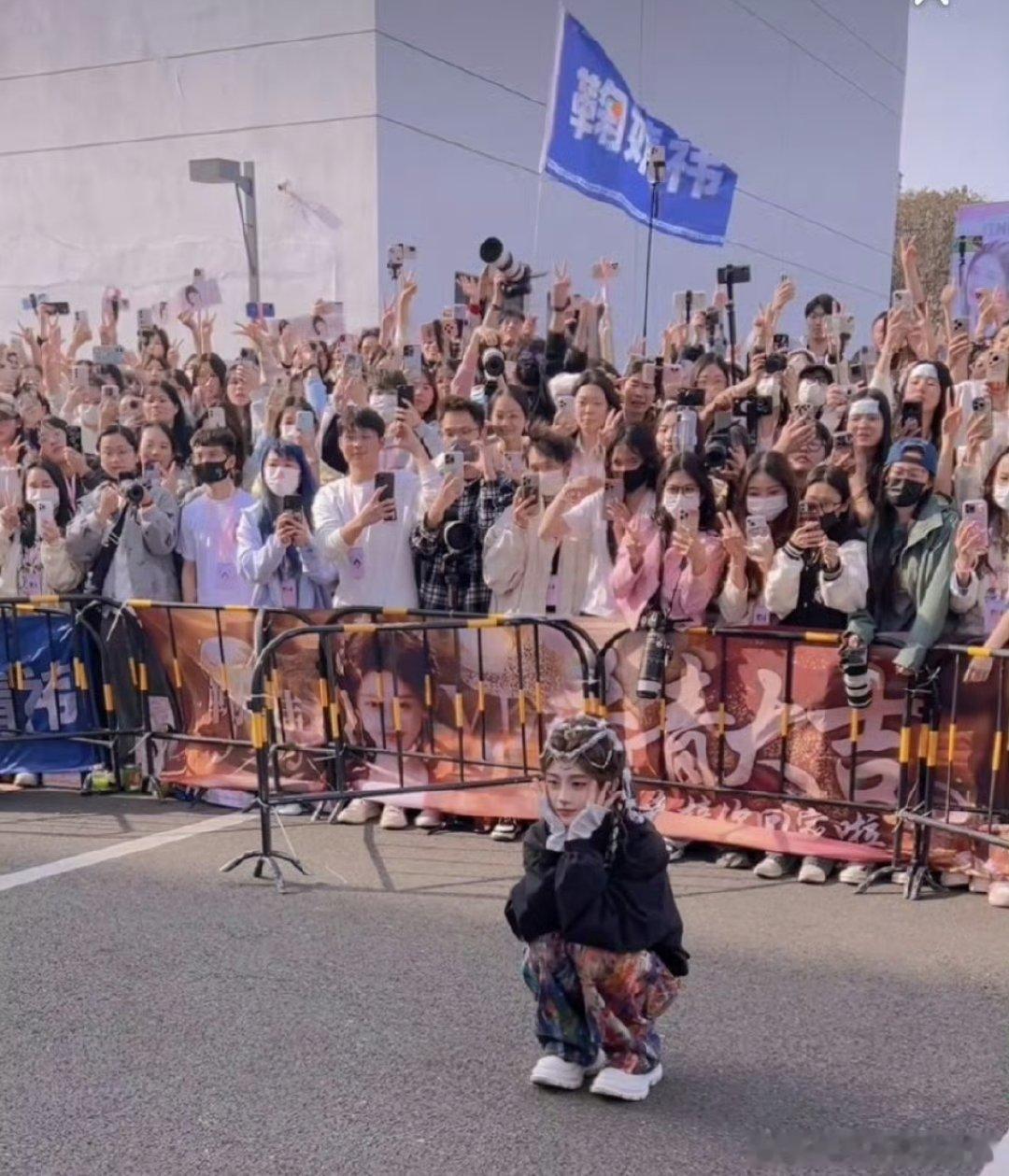 鞠婧祎杀青和粉丝大合照鞠婧祎月鳞绮纪杀青和粉丝大合照 鞠婧祎《月鳞绮纪》杀青和粉