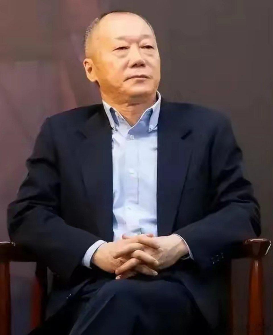 人大蒋方舟，犹如一滩鸥。肖鹰凌空过，清浊自分流。 