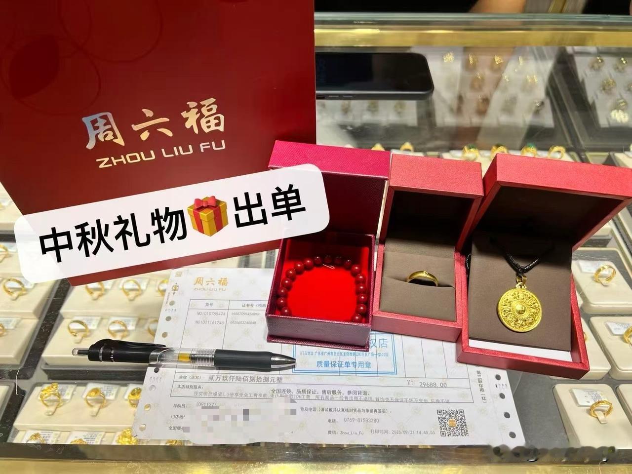 最近金价一路走高，身边好多人跟风冲黄金投资，结果踩坑踩得猝不及防。
好多人进金店