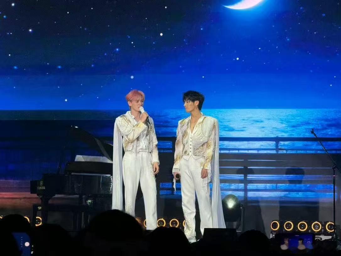 何昶希何衍朝钢琴小提琴合奏 何昶希何衍朝演唱会大合唱演唱会高光时刻，何昶希何衍朝