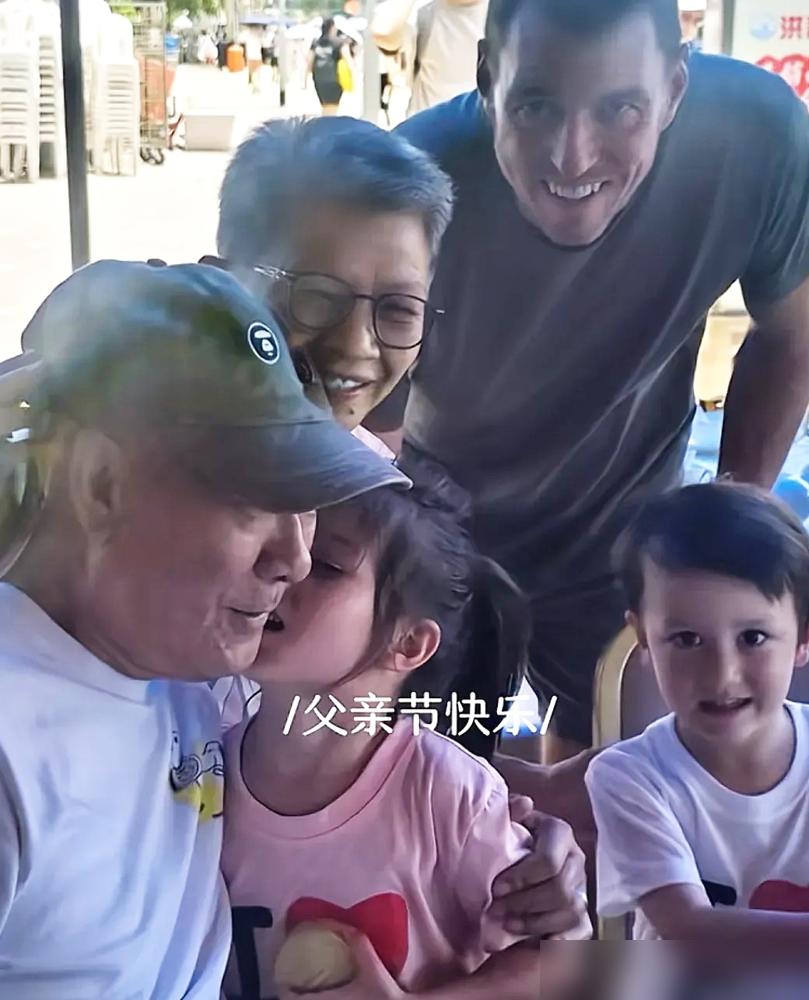 73岁的李修贤，在海边，抱着三个混血外孙。
笑了。

照片里，他不再是银幕上那个