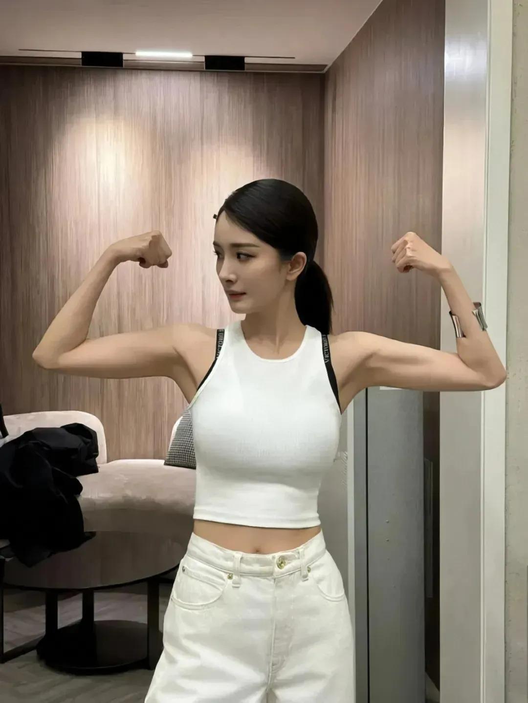 杨幂健身照看起来好有实力