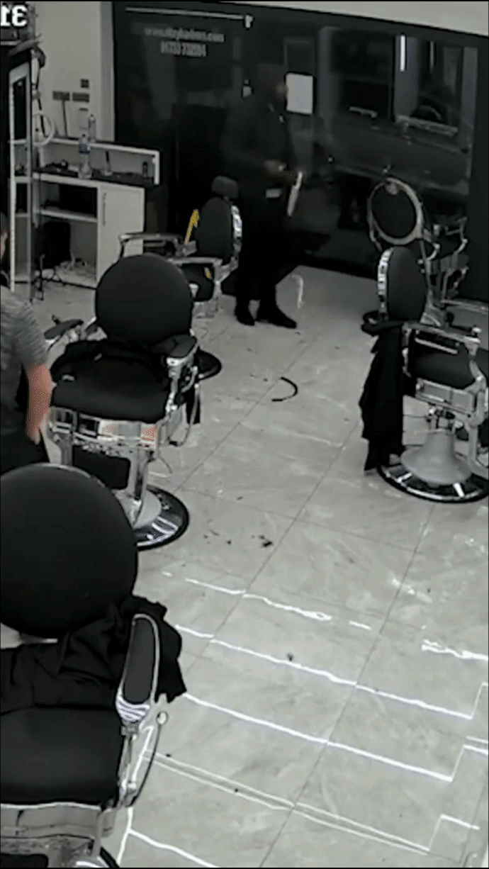 现在全网都知道了，那个凶悍的匪徒在袭击英国火车站之前，却在一家理发店持刀练胆。而