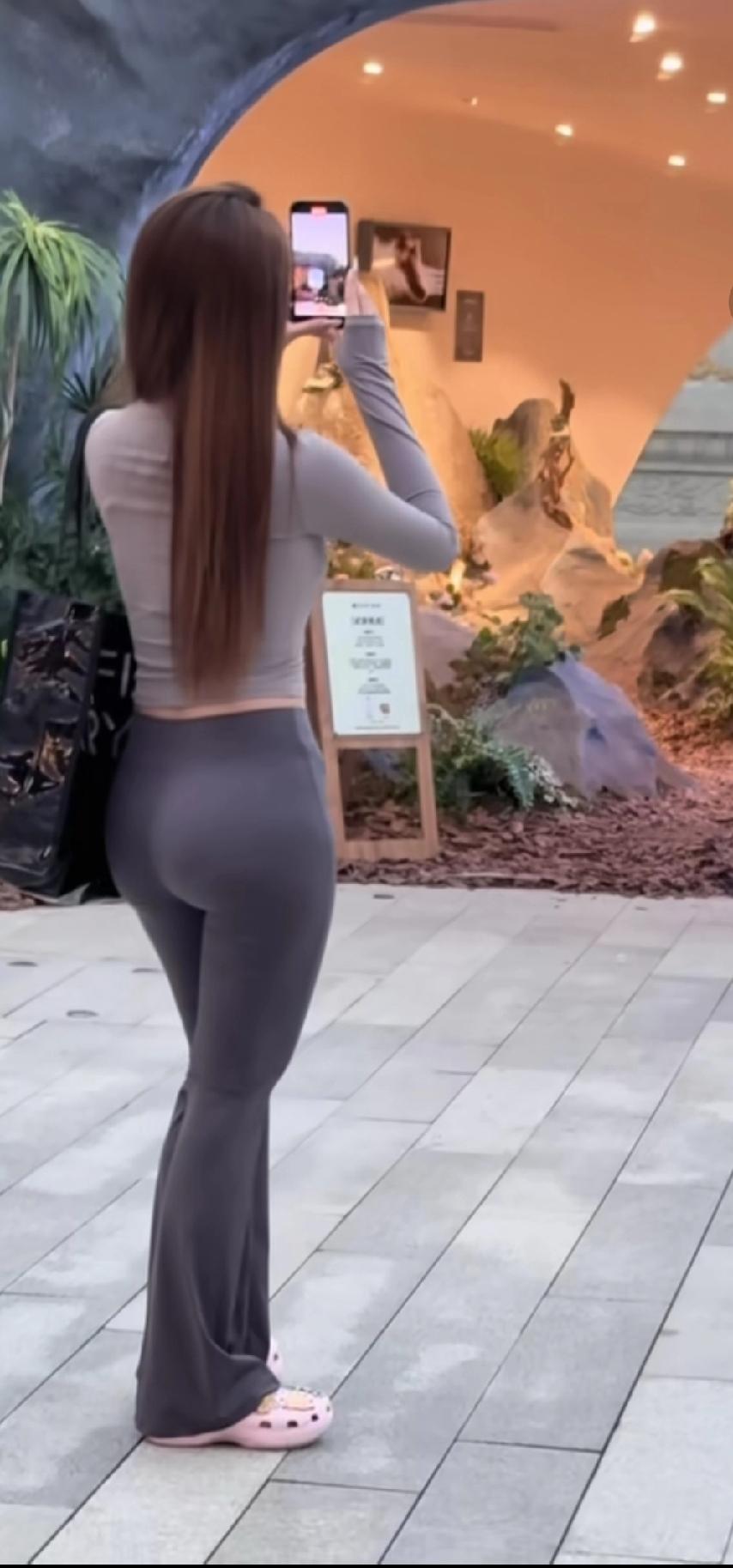 健身运动风女孩简直太有魅力了！像达妹，每次刷到她的街拍，那松弛自然的氛围感直接拉