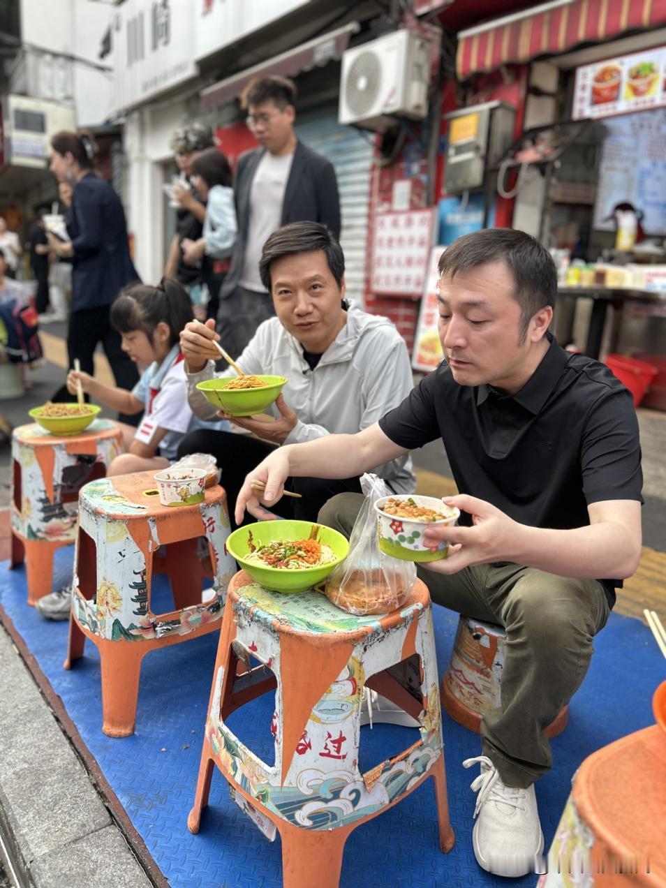 平时刷到各种热搜，总忍不住替当事人捏一把汗，尤其是公众人物，一点私人日常被镜头捕