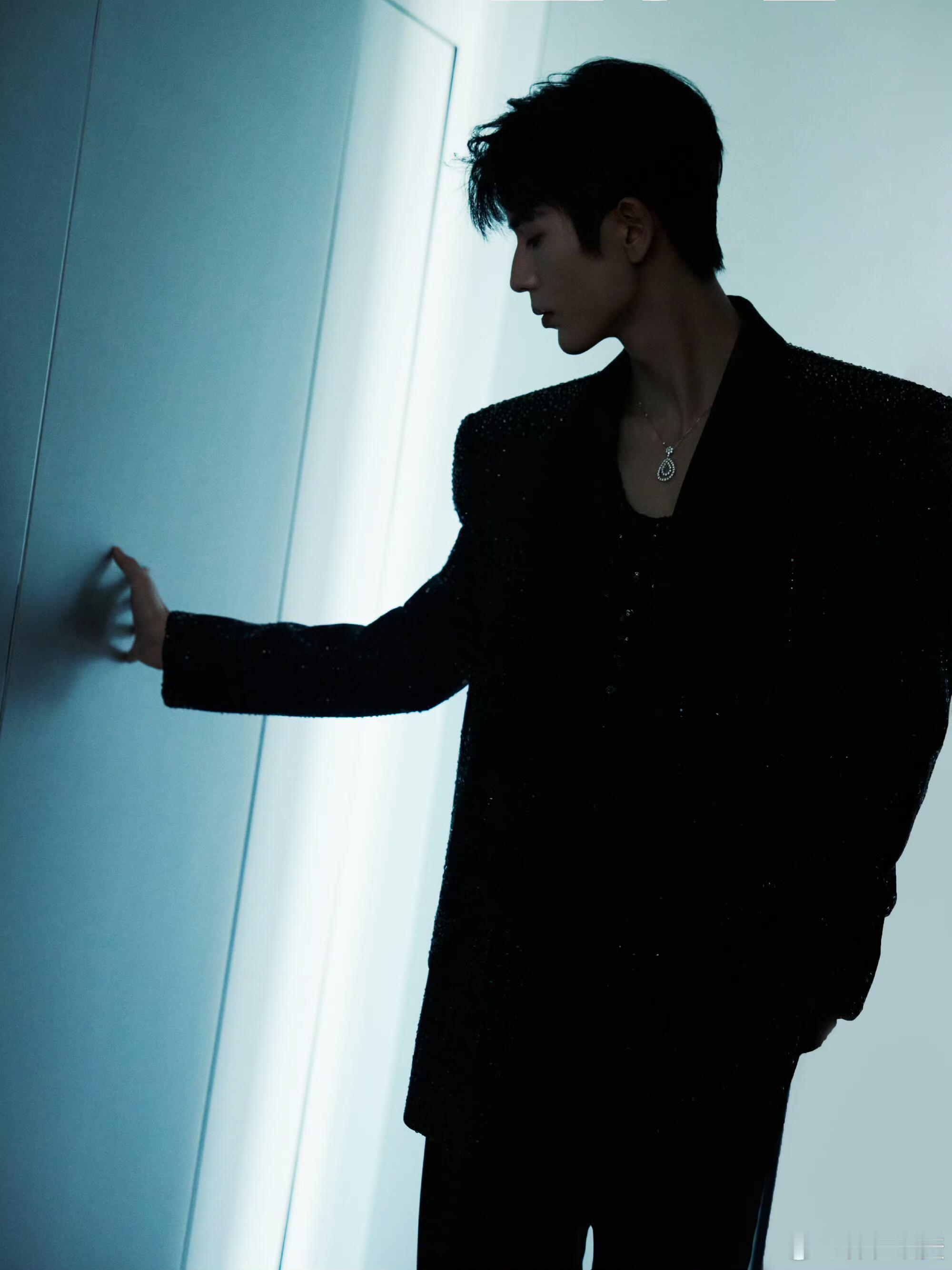 张凌赫[超话]  每天都有新图看，注意休息啊凌赫张凌赫｜ ​​​