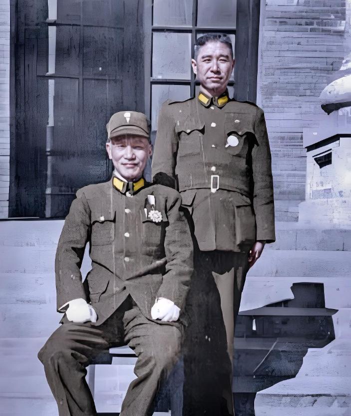 和老蒋合影的这个人，谁能认出来就跟历史老师差不多了！

这是一张老蒋和手下将领的