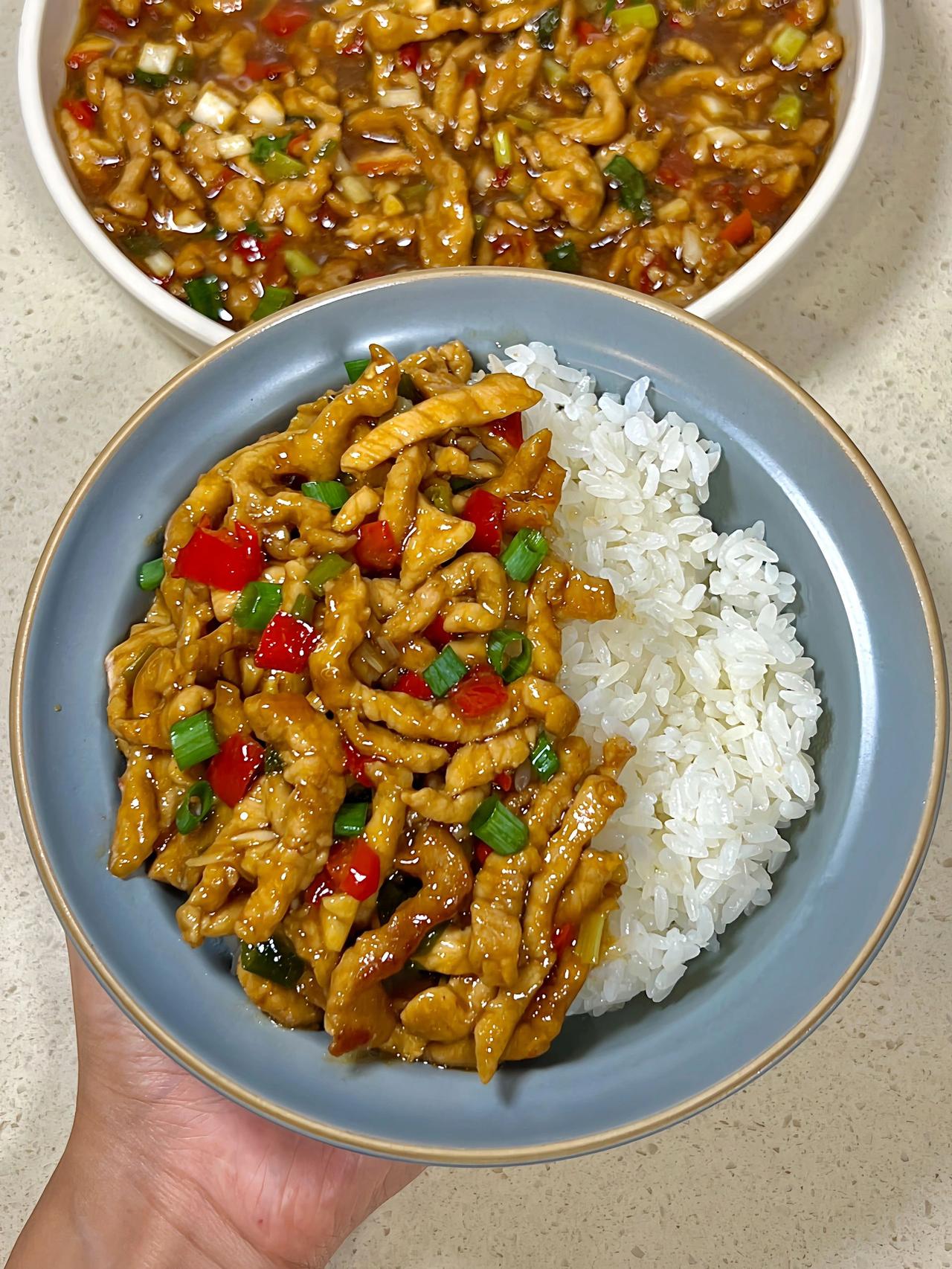 我心中最好吃的鱼香肉丝做法！！！

鱼香肉丝应该算是一个家喻户晓的下饭菜，一般大