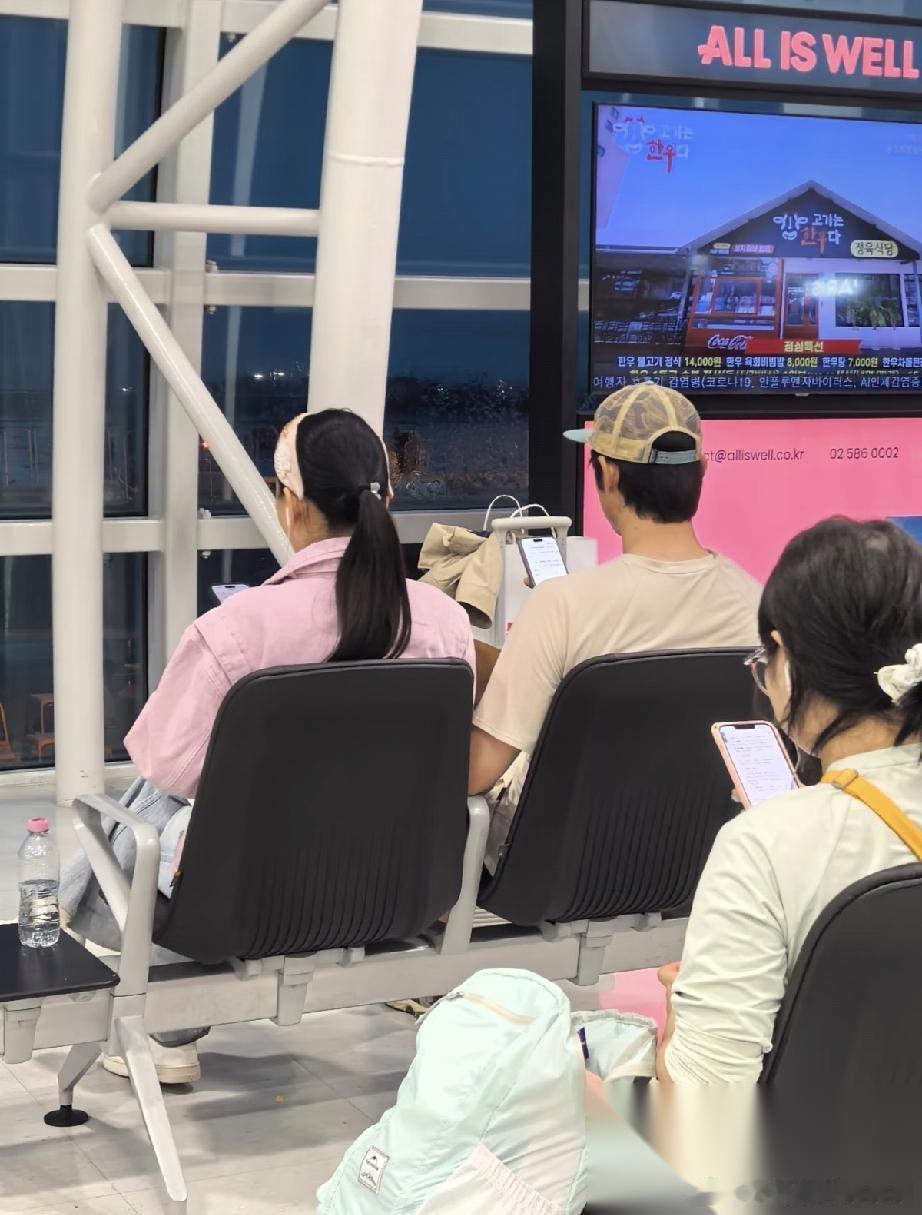 6月22日，金莎与孙丞潇在韩国济州岛机场被偶遇，明显是大姐与小弟弟的即视感，金莎