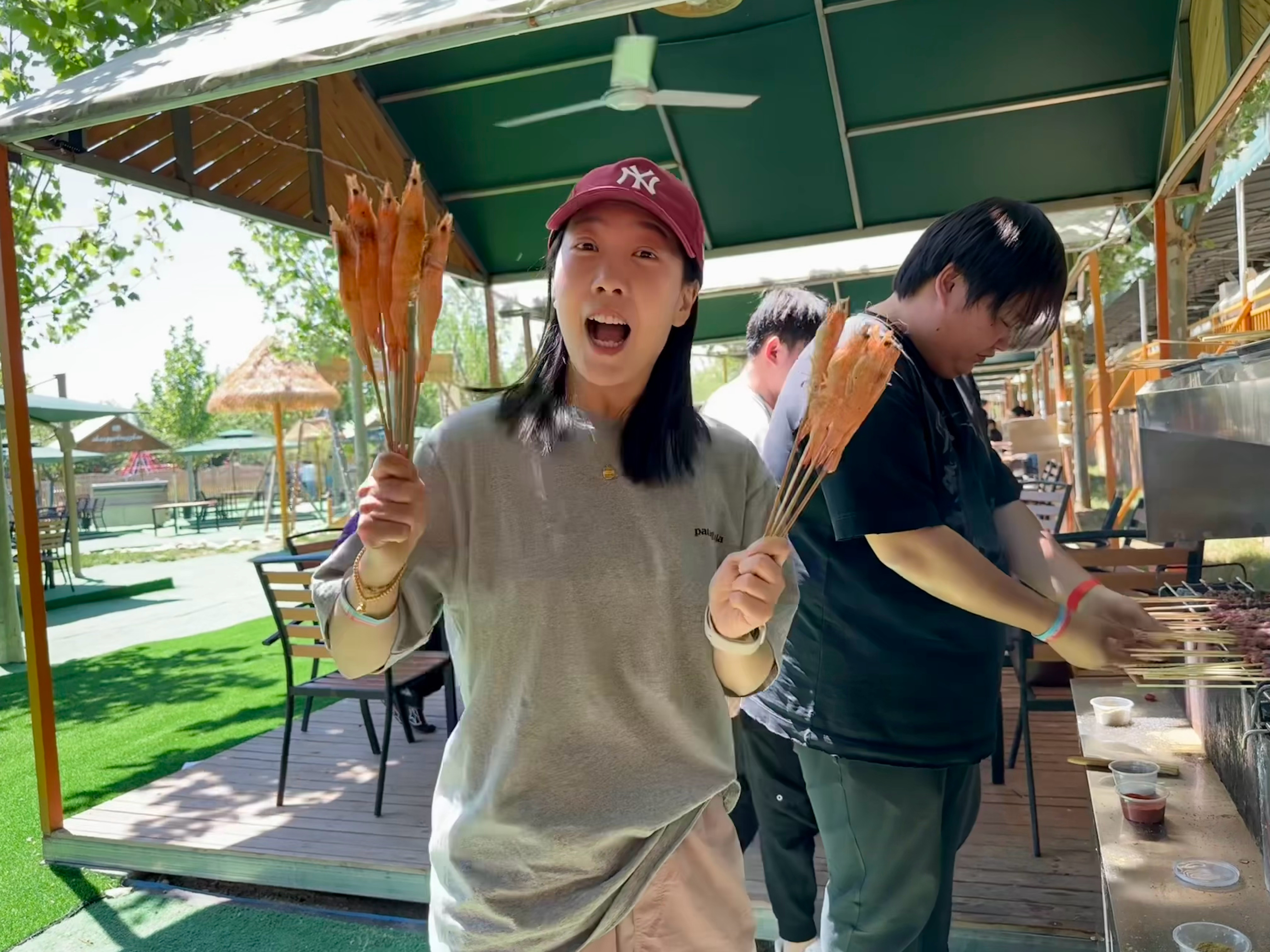今天都这么辛苦了~奖励自己一顿 BBQ 吧，明天再锻炼吧[笑cry][笑cry]