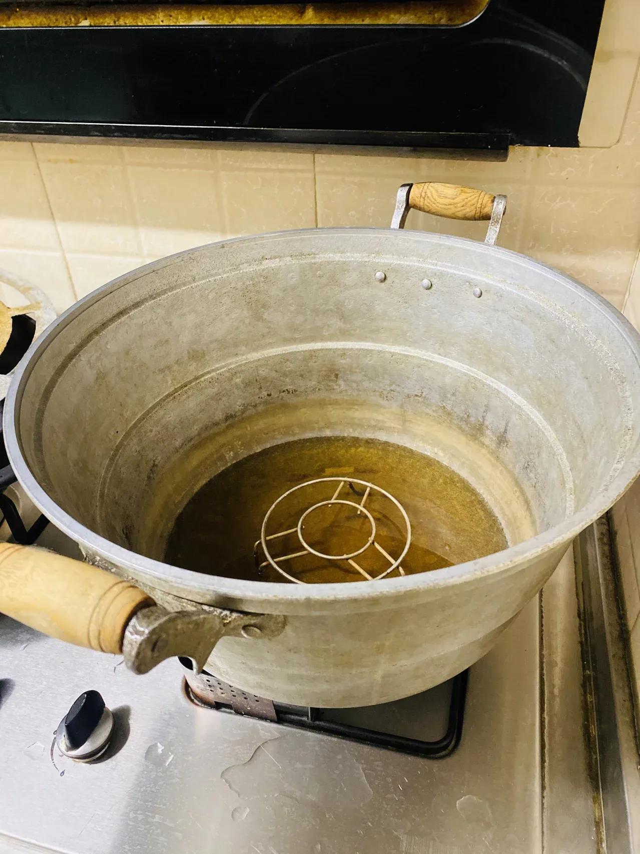 你们家有没有一口老铝锅，用了几十年都还没坏的那种！

我们家这个铝锅是我妈在86