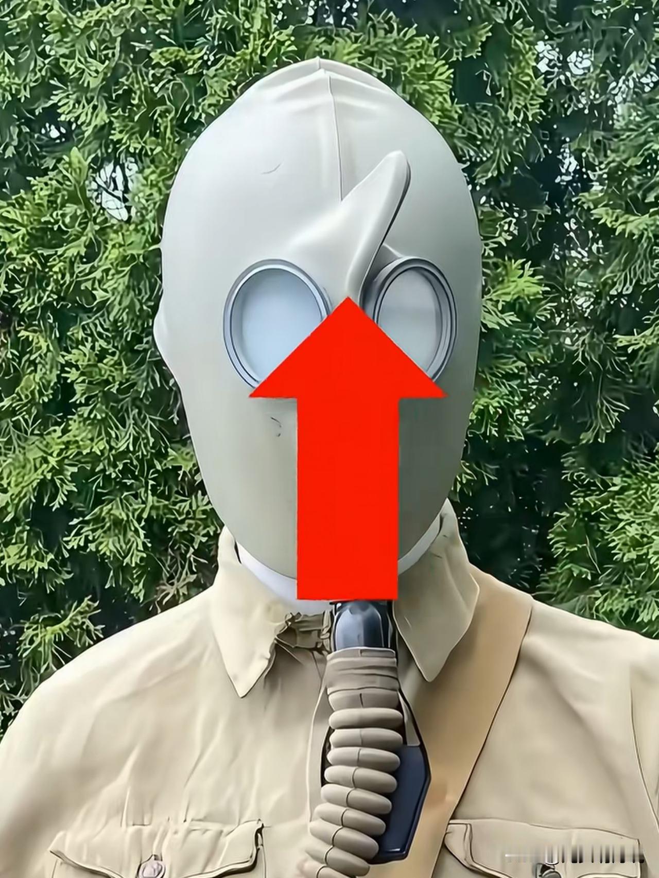 分享我这周有趣的事：大家猜猜咸蛋超人版的防毒面具脑门上为什么会有一个独角，看起来