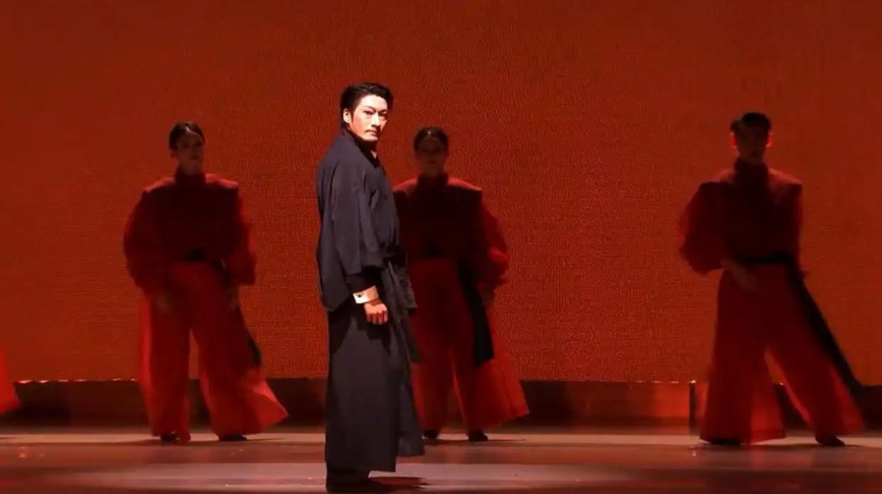 舞剧 《大染坊》谢幕高光：杨思宇脱和服鞠躬，一句话让全网破防

脱下的是戏服，立