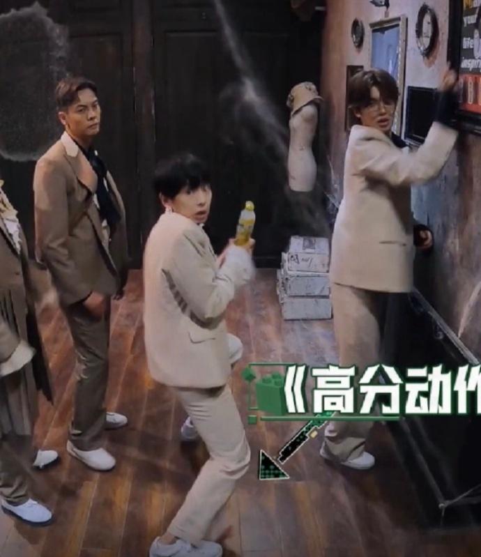 彭昱畅这一跪是不是有点太熟练了 君常笑的滑跪堪称“名场面”！彭昱畅用接地气的表演